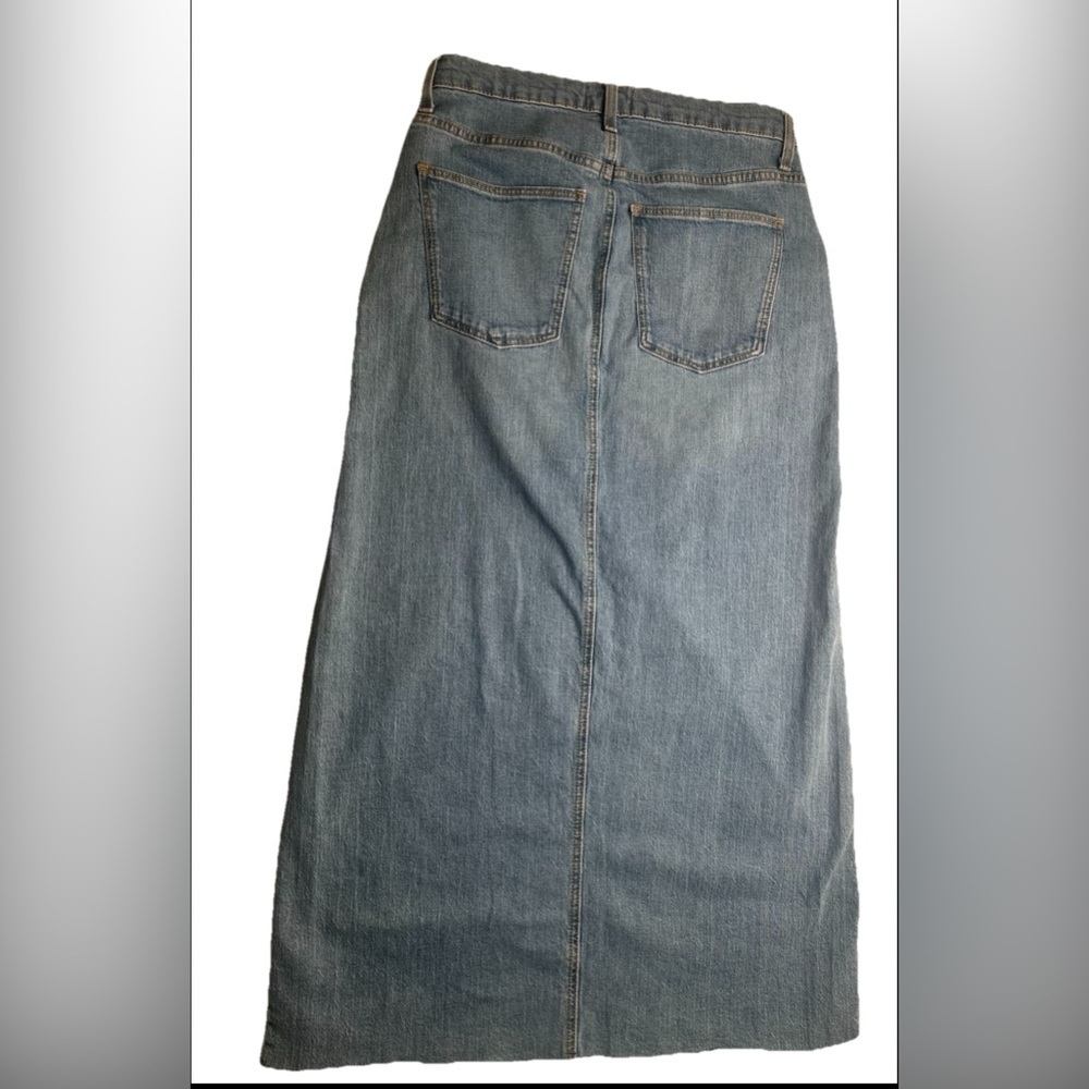 Size 6 Womens High-Rise Denim Midi Skirt Medium Wash Distressed Universal Thread - Picture 2 of 12